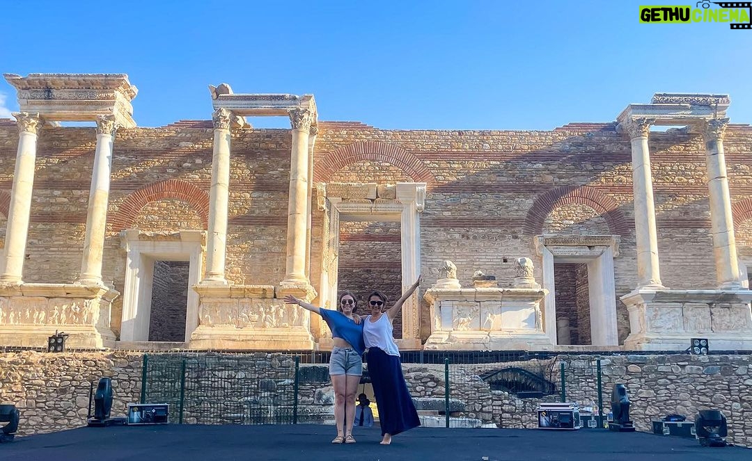 Ayça Bingöl Instagram - Antikleştirebildiklerimizden misiniz? • • @mamarttiyatro @issanat #BenAnadolu #sisterstogether ♥️ Nysa Antik Kenti