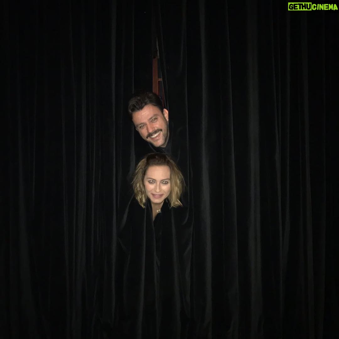 Ayça Bingöl Instagram - Gözlerimiz kırmızı olsada güzeliz @bademcisalih 🤡 sahneyi pek severiz...