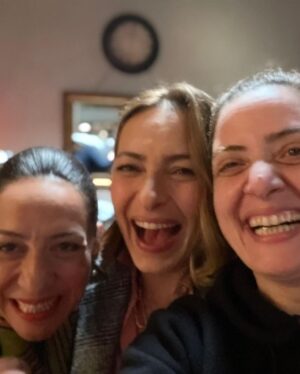 Ayça Bingöl Instagram - Derya’ nın yolculuğu son buldu.
Kırmızı Oda da çok güzel ağırlandım. 
Başta @ogm.pictures olmak üzere tüm çalışma arkadaşlarıma bin teşekkür ❤️ 
Yakında tekrar görüşmek dileğiyle🌸  @binnur.kaya.resmi çok tatlısın ❤️ love you
@rendaguner 
@alihoneyer 
@tv8 
@kirmizioda.dizi
@gulcinkultur @emrealtug @guneshayat