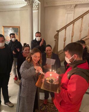 Ayça Bingöl Instagram - Derya’ nın yolculuğu son buldu.
Kırmızı Oda da çok güzel ağırlandım. 
Başta @ogm.pictures olmak üzere tüm çalışma arkadaşlarıma bin teşekkür ❤️ 
Yakında tekrar görüşmek dileğiyle🌸  @binnur.kaya.resmi çok tatlısın ❤️ love you
@rendaguner 
@alihoneyer 
@tv8 
@kirmizioda.dizi
@gulcinkultur @emrealtug @guneshayat