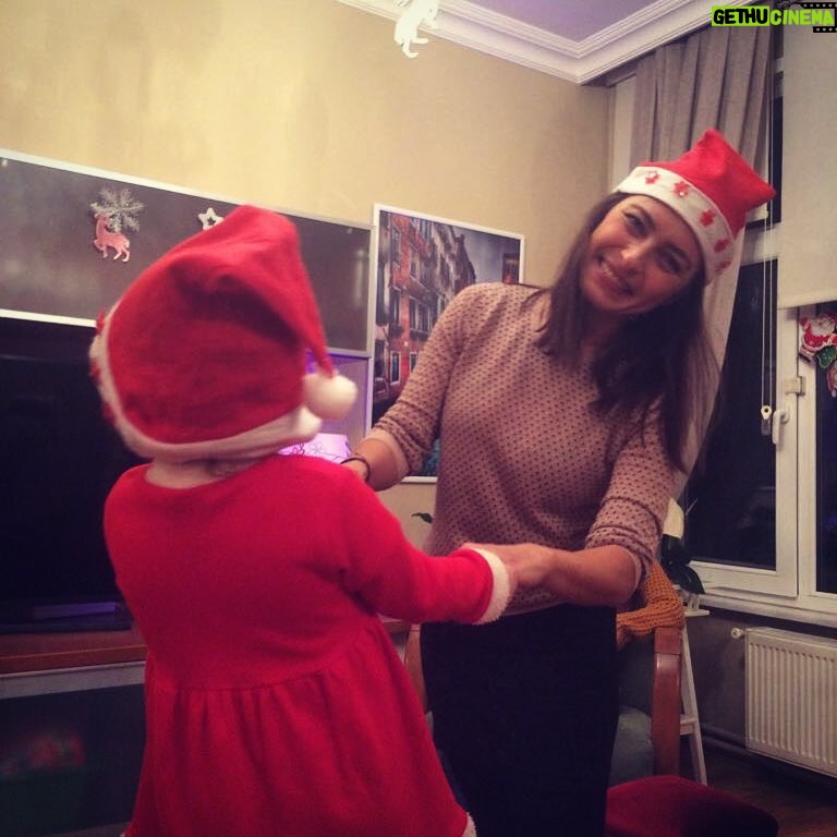 Ayça Bingöl Instagram - Mutlu bir sene dilerim, sağlıkla, sevdiklerinizle...🎉🎁🎉🎁🎈🌺