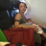 Ayça Bingöl Instagram – temmuz 2016 #tbt 🎈2 bebek ve uçak 😱 sonuç; elinde su bardağıyla uyku ;)))