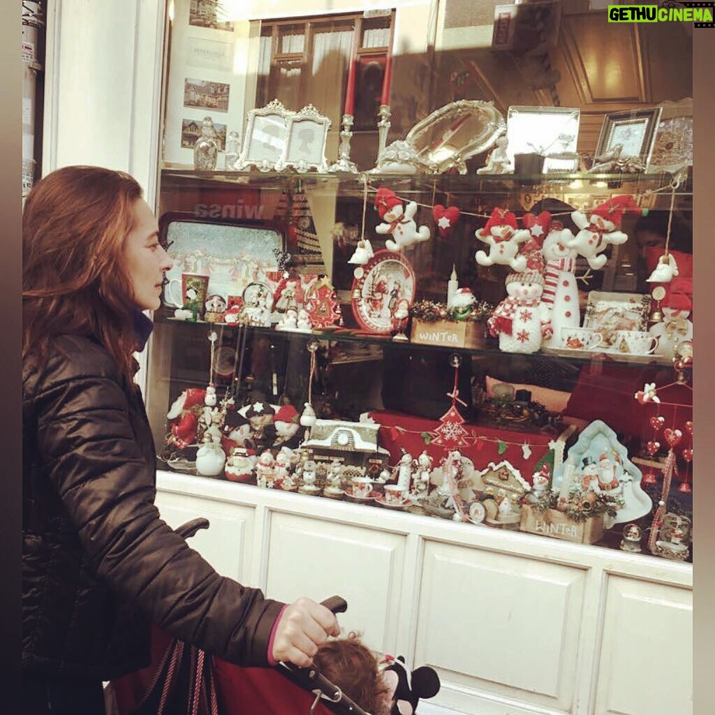 Ayça Bingöl Instagram - A&L yılbaşı alışverişinde 🎈@portakalcicegimoda... ben canım @zeynepbusraakkaya yla ☕️