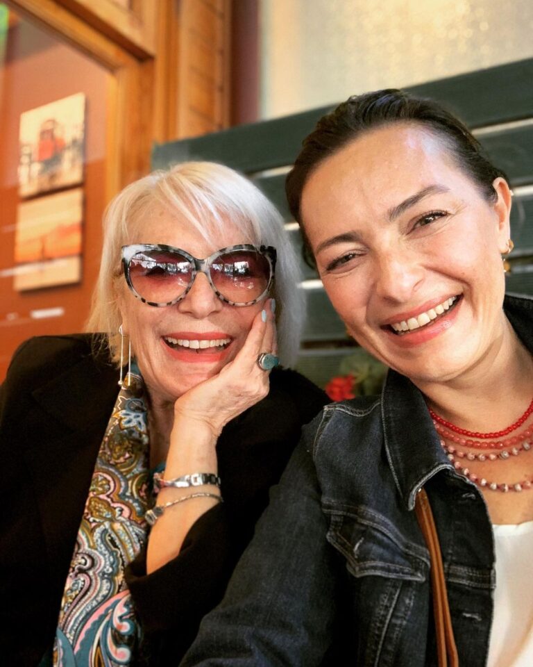Ayça Bingöl Instagram - Güzel annem kahkahalarımız hiç eksilmesin❤️ iyi ki doğdun ❤️başımızdan eksik olmayasın❤️sağlıklı, neşeli , harika bir yaş olsun❤️
