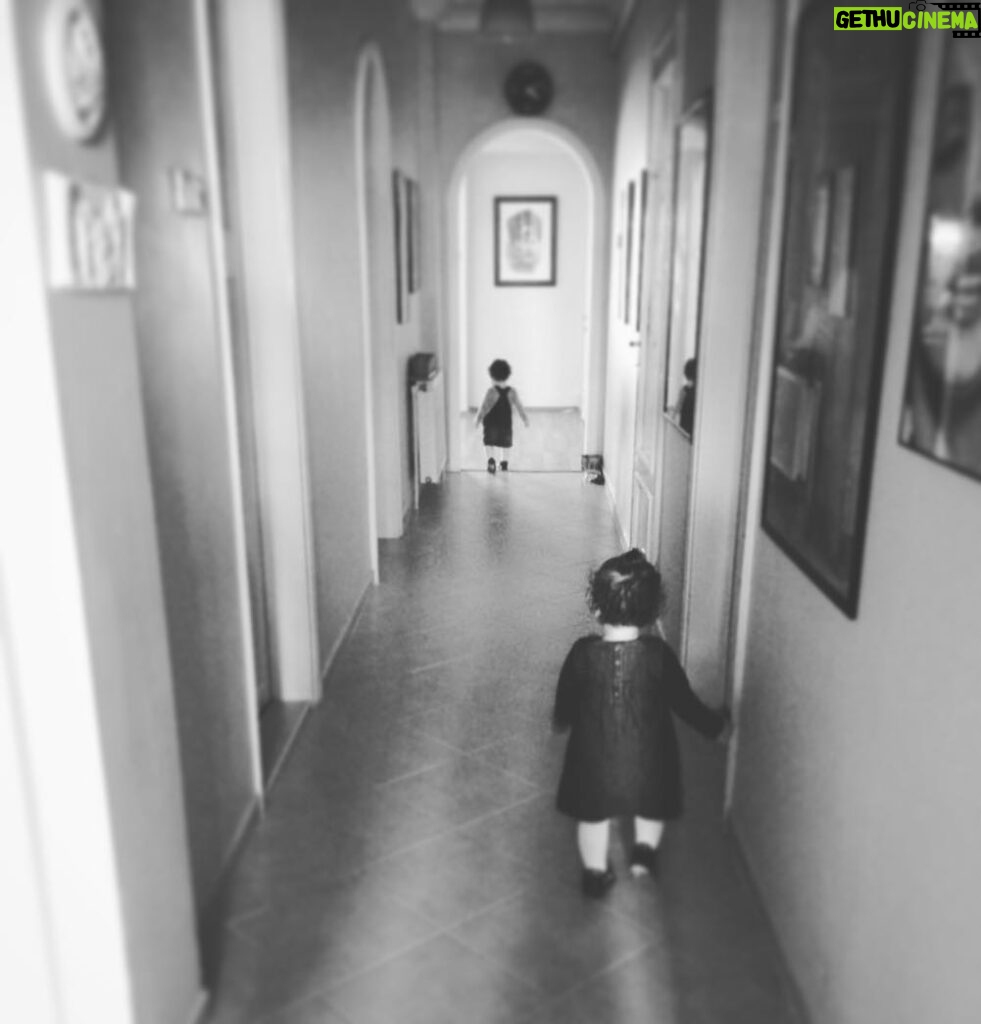 Ayça Bingöl Instagram - Annelerinin büyüdüğü evde sevinçle koşmaktaydılar...🎈