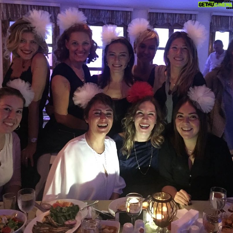 Ayça Bingöl Instagram - #pelingelin #pelinmuratevleniyor #pelinmuratwedding #bekarlığaveda❤️