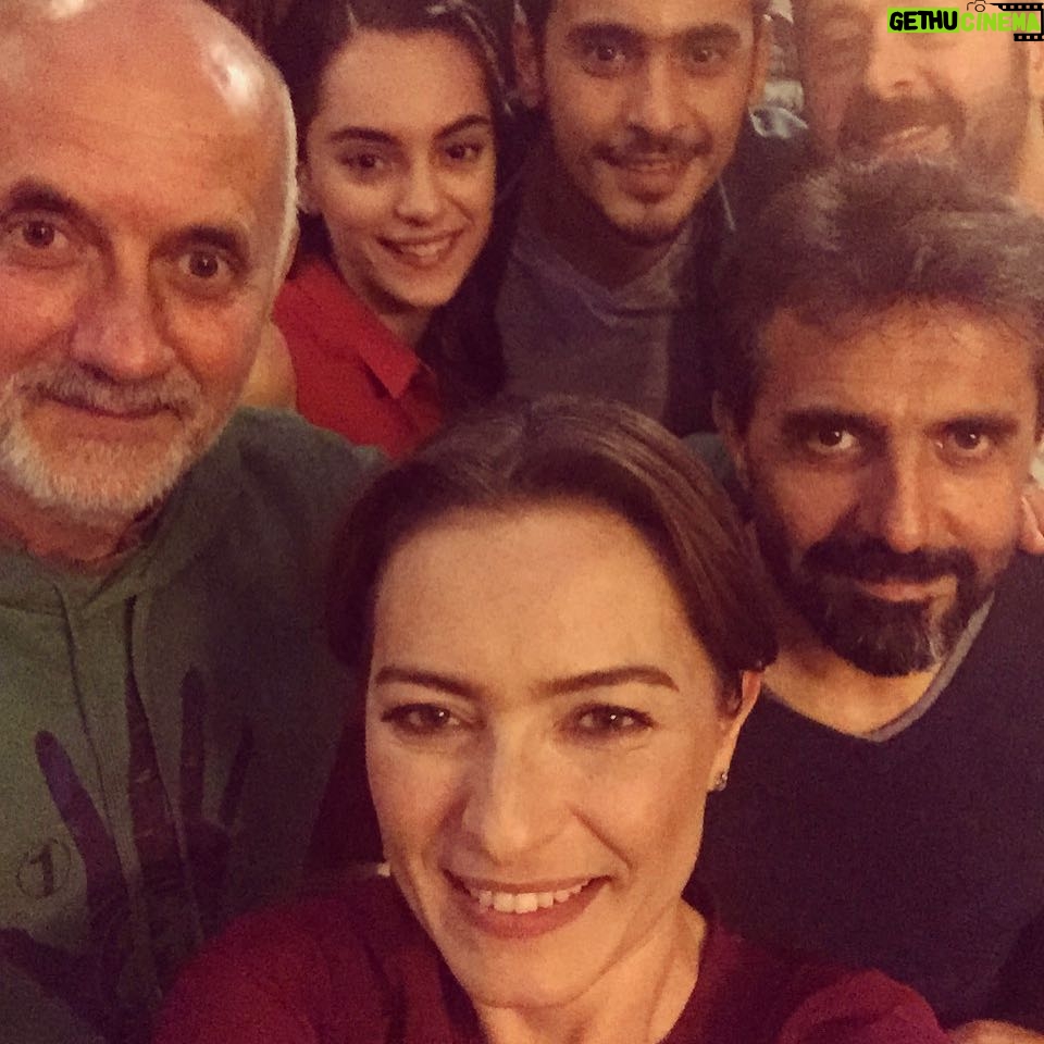 Ayça Bingöl Instagram - 6 bölümdür bize verdiğiniz emekler için çok teşşekkür ederiz sevgili #nihatdurak ve tüm ekibi 🌺 sizi seviyoruz...