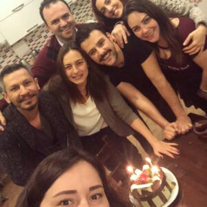 Ayça Bingöl Instagram - Teşekkür ederim hayat🙏🏻 ve #alialtuğ @bademcisalih @sumerkocagoz @ilginbingol @tolgacebitr @kemalyigitcan @stagedesigner ve @oyunatolyesi  100. Oyun #hanselvegretelinötekihikayesi