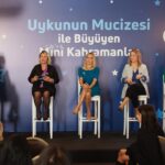 Ayça Bingöl Instagram – Minik kahramanların minicik ellerinden tutmanın mutluluğu🙏🏻#uykununmucizesi #isbirliği