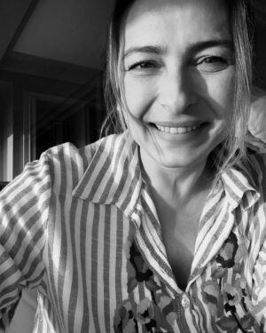 Ayça Bingöl Instagram - Kendime mektup…
Yaş 47 sevgili Ayça, artık bazı şeylerin ne kadar boş beleş olduğunu gayet iyi anladın şekerim… anladıklarını unutma lütfen…. Neşeyi, sağlığı, huzuru hiç yanından ayırma yeni yaşında.Daha çok oku, daha çok seyret canımın içi…
Daha net ol, istemediklerini söyle , istediklerini daha çok söyle😉  Çocuklarına, ailene , dostlarına, doğaya , yeşile, çiçeklerine sıkı sıkı sarılmaya devam et…
Çalış tembellik yapma…
Sere serpe boş boş takıl , duvarlara bak çok istersen…keyfine bak özetle…
Az konuş çok dinle…
Daha adil bir dünya için dua et 🙏🏻
Sevgili Ayça, iyi ki doğdun❤️