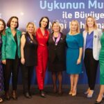 Ayça Bingöl Instagram – Minik kahramanların minicik ellerinden tutmanın mutluluğu🙏🏻#uykununmucizesi #isbirliği