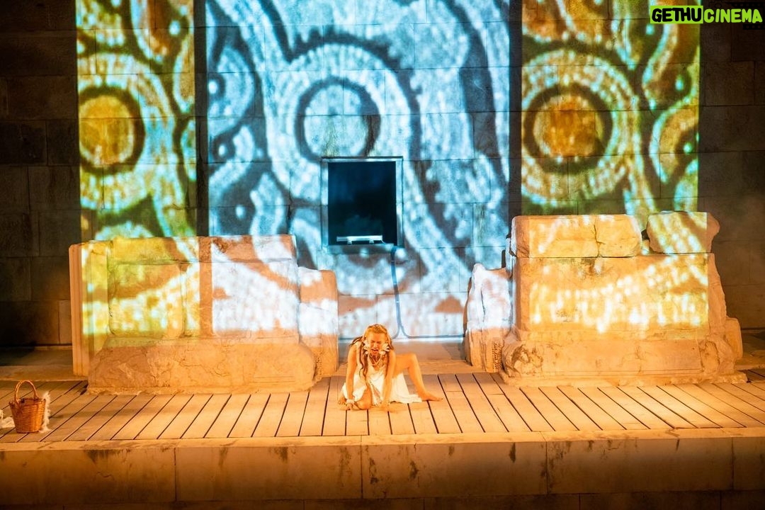 Ayça Bingöl Instagram - Aşırı güzel oldu dün gece… Teşekkür ederim hayat… @mamarttiyatro @issanat #patarakentmeclisi Patara Antik Tiyatro