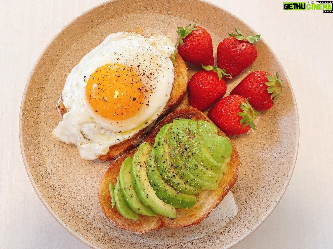 Aya Yamane Instagram - 珍しく映えてみた。☺︎ #breakfast #avocado #toast #朝ごはん #アボカドトースト