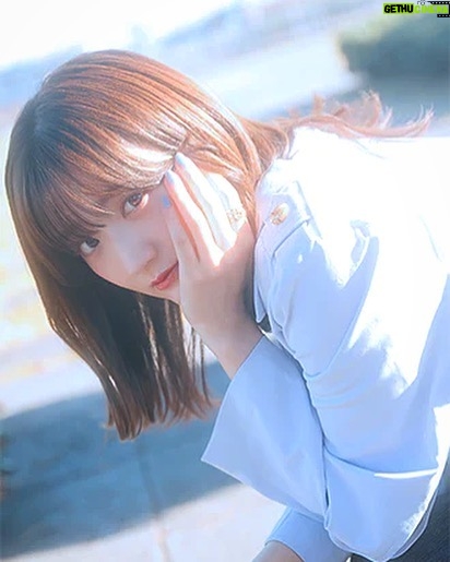 Aya Yamane Instagram - 山根綺1stフォトエッセイ 『山根綺のほんとのところ。』 受注販売がスタートしました!💐✨ やった〜!!ぱちぱちぱち!!(東京ドーム級の拍手) 本ですよ、本!!!(涙) 人生で自分の本が出るなんて、 数年前の私には想像も出来ませんでした。 いつも支えてくださる皆様、 本当にありがとうございます。 思い返すと、私は本当に幸運で。 周りの人にとても恵まれている人間だなと思います。 お芝居や歌うこと、踊ること、 そして文字や文章という形で自分を表現できることが、 自分にとって何よりも幸せなことなんだと 改めて感じることが出来た1年でした。 やや担の皆様に、 心より感謝申し上げます。(いや堅い) この本が、皆様にとって 背中を押せるような、時には道標となるような、 いつ読み返しても、そっと隣に寄り添えるような そんな温かい宝物になりますように。 --------------------------------------------------- 公式ホームページから、みなさんへのメッセージをこちらにも。 心を込めて作っているので、たくさんの方に届くことを願っています。💐 是非お手に取ってくださいね❤︎ #フォトエッセイ #エッセイ #声優