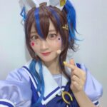 Aya Yamane Instagram - 舞台『ウマ娘プリティーダービー〜Sprinters’ Story～』 千秋楽を終え、無事にゴールインしました！！！！ 会場に足を運んでくださったトレーナーさん、 配信を観てくださったトレーナーさん、 本当にありがとうございました。 カーテンコールギャン泣きで 舞台上が海みたいになっていたのは本当にすみません。。 ここからは私の気持ちを少しだけ。 稽古含めた2ヶ月間は、もう人生で一番しんどくて、 小学生の時よりも走っている！！！っていうくらいひたすら走って、 何度も心が折れて、本当に覚えきれるのかな、私に出来るのかな、 こんな自分がやりきれるのかなって思っていたのですが、 山根の周りにいてくれる大切な方々から たくさんのあたたかいメッセージやエールを頂いたおかげで なんとか走りきることが出来ました。 中止になってしまった公演もありましたが、 誰一人欠けることなく終えることが出来て、 本当に嬉しかったです。 そして初めての舞台がウマ娘でよかった。 人生の中で、最高の経験になりました。 キャストのみんな、スタッフさん、先生方、そして児玉さん、 支えてくださって本当にありがとうございました。 この出会いが、私にとって大きな宝物です。 またどこかで会えますように。✨ トレーナーさんや周りのみんなは ややちゃんは、まんまヘリオスみたいだねって言ってくれるのですが、 多分本当は、全然違うんです。 底抜けに明るい彼女が、私を引っ張って元気にしてくれて、 私の性格を変えてくれたんです。 どんなに辛くても、楽しい気持ちが一番大切。 楽しいを忘れなければ、どんなことも乗り越えられるから、 だから目一杯楽しめ！！！！って、 ヘリオスが私に教えてくれました。 大好きな彼女がくれた、この大切な気持ちを抱えて 今日からまた、声優　山根綺の人生を走り出します。 (でも、また舞台やれたらいいな。朗読もやりたい。) 板の上のお芝居って、めちゃめちゃ奥が深くて面白いです。 長くなりましたが、 これからも、どうかどうか、 ウマ娘プリティーダービーとダイタクヘリオスを愛してください！！ たくさんの応援、本当に本当にありがとうございました！！ しゃあ！ これからもずっとずっと！！ テンアゲでいくべいくべー！！！⭐️ #ウマ娘 #ウマ娘プリティーダービー #ダイタクヘリオス #舞台 #声優 #舞台ウマ娘