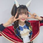 Aya Yamane Instagram - ウマ娘プリティーダービー 5thEVENT ARENA TOUR GO BEYOND-YELL- 無事に完走しました！⭐️ まさかライブの本番中にお誕生日をお祝いしていただけると思っていなくて、思わず泣いてしまいました。。 特大の感謝を皆様に伝えたいです😭✨ありがとうございます！！ ヘリオスに出会って、初舞台を経験して、ぱかアゲMIXのコーナーも任せてもらって、楽しくておかしいことを真面目にふざけながらいっぱいやってきたなぁと、これまでの数年間を振り返っていました。　 ここに山根が感じた「ありがとう」をちゃんと残そうと思います。 こーれは流石にダメって言われるかな〜？？とダメ元で提案したことを、いつも快く「良いですよ！」って言ってくれるCygamesさん。皆さんのおかげで、毎回ヘリオスの新しい一面をお見せすることができてすごく嬉しいです。ありがとうございます！！ それと同時に、彼女と一緒に立つステージが、 いつの間にか自分にとってかけがえのない居場所になっていました。 太陽みたいに明るいヘリオスは、たぶん私とは全然違うけど、 「何事も楽しんだもん勝ちっしょ！」にいつも励まされていました。 ありがとうヘリオス！！ そしてたくさんのキラキラした思い出をくれたトレーナーの皆さん、支えてくれる皆さん、一緒に楽しい時間を過ごしてくれてありがとうございます！！みんなからもらったエールで、これから先何年も生きていけるぞ〜！！ ウマ娘はどんどん進化していって、新しい扉が開こうとしています。 新しい仲間もたくさん増えて、新しい物語がどんどん紡がれていきます。 この先の人生であと何回ヘリオスとステージに立てるか分からないけど、みんなの心の片隅に、少しでも底無しに明るい彼女がいてくれたらとても嬉しいです☺️ 10周年に向けて盛り上がっていくウマ娘を、これからもよろしくお願いします！ 最後にわたしは今日、世界で一番幸せな人間になりました。 一面の赤いろうそく。一生忘れないよ🫶🏻 大好きなキャストの皆様、Cygamesの皆様、そしてライブを観てくださった全ての皆様、本当にありがとうございました！🌸 数年後振り返った時に、自分に誇れるような、充実した1年にします！🙏🏻 これからもよろしくお願いします！🥰 #ウマ娘 #5th #event #arena #tour #gobeyond #yell #ダイタクヘリオス #cygames 有明アリーナ