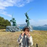 Aya Yamane Instagram – 北九州小倉2日目!
飛行機までの限られた時間で巌流島に行ってきました!
宮本武蔵と佐々木小次郎が決闘した場所✨
マネージャーさんが電車とフェリーとバスの時間を、全部分刻みで調べてくださってなんとか行くことが出来ました…感謝…😭😭
関門海峡も見られて、山口県にも上陸出来るなんて。。☺️
本当にありがとうございます!!🙏🏻
『鬼武者』を思い出しながら歩きました。
アニメ8話の最後に武蔵が船で向かうところ、島に船のモニュメントがしっかり置いてあって、この場所かあ〜!!って感動した。。
この島だけ時間がゆっくり流れていて、
不思議な空気に包まれていました。最高だった!!
『鬼武者』まだ見ていない皆様、是非Netflixでご覧くださいね✨
#福岡 #北九州 #小倉 #巌流島 #関門海峡 #KPF2023 #宮本武蔵 #佐々木小次郎 #船旅 #鬼武者 #netflix