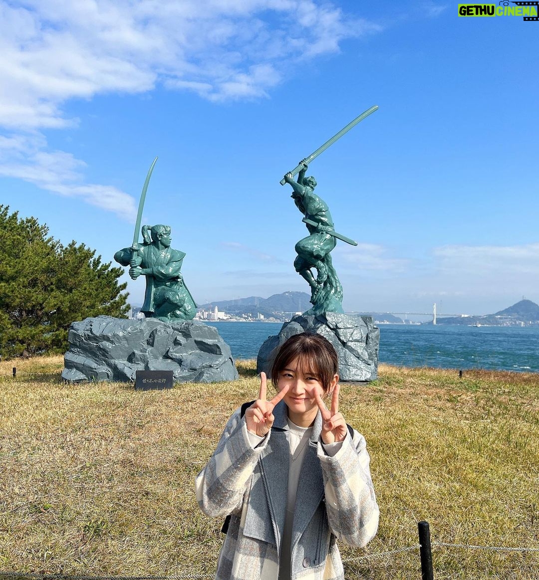 Aya Yamane Instagram - 北九州小倉2日目! 飛行機までの限られた時間で巌流島に行ってきました! 宮本武蔵と佐々木小次郎が決闘した場所✨ マネージャーさんが電車とフェリーとバスの時間を、全部分刻みで調べてくださってなんとか行くことが出来ました...感謝...😭😭 関門海峡も見られて、山口県にも上陸出来るなんて。。☺️ 本当にありがとうございます!!🙏🏻 『鬼武者』を思い出しながら歩きました。 アニメ8話の最後に武蔵が船で向かうところ、島に船のモニュメントがしっかり置いてあって、この場所かあ〜!!って感動した。。 この島だけ時間がゆっくり流れていて、 不思議な空気に包まれていました。最高だった!! 『鬼武者』まだ見ていない皆様、是非Netflixでご覧くださいね✨ #福岡 #北九州 #小倉 #巌流島 #関門海峡 #KPF2023 #宮本武蔵 #佐々木小次郎 #船旅 #鬼武者 #netflix