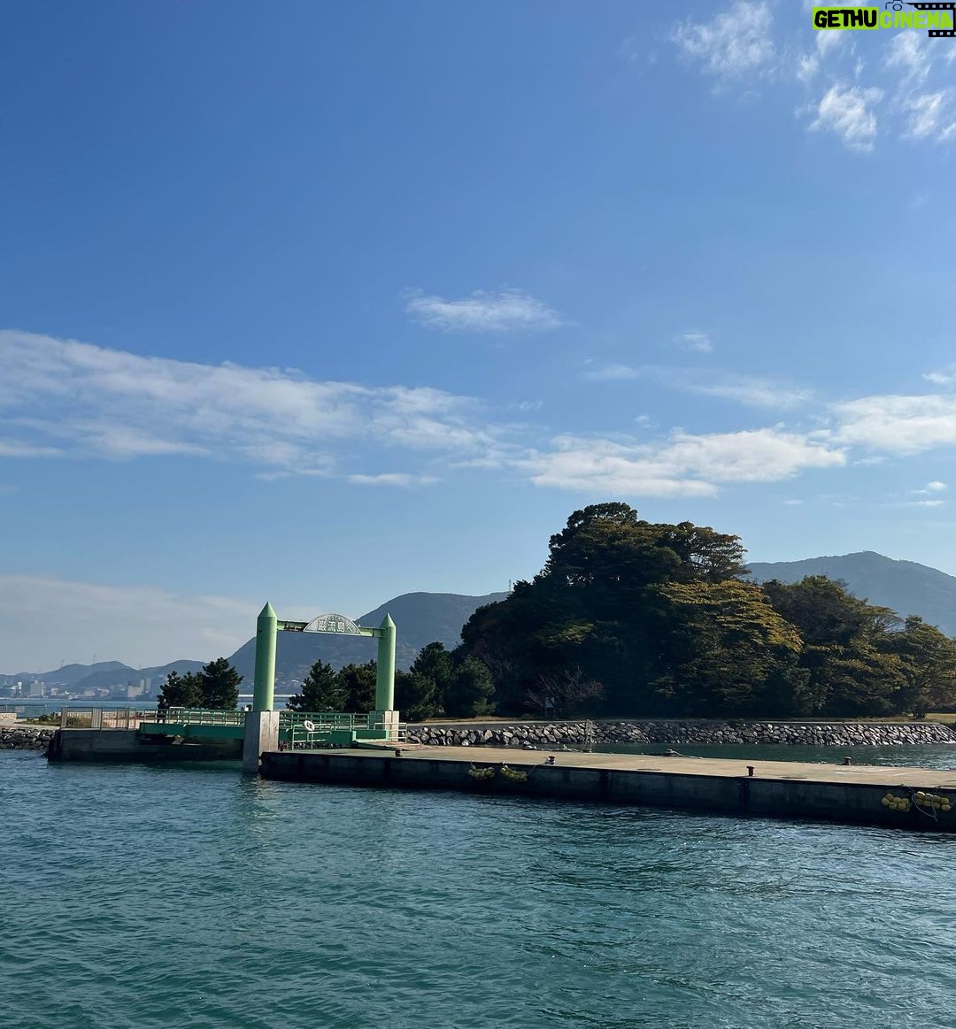 Aya Yamane Instagram - 北九州小倉2日目! 飛行機までの限られた時間で巌流島に行ってきました! 宮本武蔵と佐々木小次郎が決闘した場所✨ マネージャーさんが電車とフェリーとバスの時間を、全部分刻みで調べてくださってなんとか行くことが出来ました...感謝...😭😭 関門海峡も見られて、山口県にも上陸出来るなんて。。☺️ 本当にありがとうございます!!🙏🏻 『鬼武者』を思い出しながら歩きました。 アニメ8話の最後に武蔵が船で向かうところ、島に船のモニュメントがしっかり置いてあって、この場所かあ〜!!って感動した。。 この島だけ時間がゆっくり流れていて、 不思議な空気に包まれていました。最高だった!! 『鬼武者』まだ見ていない皆様、是非Netflixでご覧くださいね✨ #福岡 #北九州 #小倉 #巌流島 #関門海峡 #KPF2023 #宮本武蔵 #佐々木小次郎 #船旅 #鬼武者 #netflix