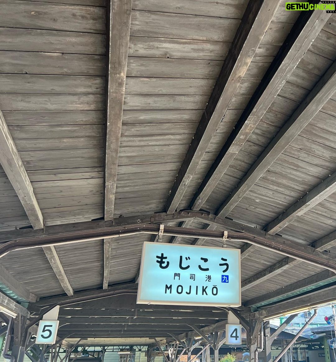 Aya Yamane Instagram - 北九州小倉2日目! 飛行機までの限られた時間で巌流島に行ってきました! 宮本武蔵と佐々木小次郎が決闘した場所✨ マネージャーさんが電車とフェリーとバスの時間を、全部分刻みで調べてくださってなんとか行くことが出来ました...感謝...😭😭 関門海峡も見られて、山口県にも上陸出来るなんて。。☺️ 本当にありがとうございます!!🙏🏻 『鬼武者』を思い出しながら歩きました。 アニメ8話の最後に武蔵が船で向かうところ、島に船のモニュメントがしっかり置いてあって、この場所かあ〜!!って感動した。。 この島だけ時間がゆっくり流れていて、 不思議な空気に包まれていました。最高だった!! 『鬼武者』まだ見ていない皆様、是非Netflixでご覧くださいね✨ #福岡 #北九州 #小倉 #巌流島 #関門海峡 #KPF2023 #宮本武蔵 #佐々木小次郎 #船旅 #鬼武者 #netflix