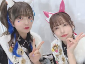 Aya Yamane Instagram - 『ウマ娘プリティーダービー5thEVENT ARENA TOUR GO BEYOND-GAZE-』DAY2
ありがとうございました！⭐️

めっかわギャルズたち🤟🏻❤︎
一緒にGSK⭐︎を披露できてとっても嬉しかったです！
間奏のパラパラはみんな真顔でやりました。いぇい。✌🏻

チーム青二！
このライブ期間中山根をたくさん励ましてくださった、
すごくすごく優しい先輩方です。
裏で不甲斐ないところをたくさん見せてしまったのですが
「大丈夫？」「頑張ろう！」ってずっと声をかけてくださって
本当に感謝でした。。かっこいい先輩に、私もなる。
ありがとうございました...！！

今回なかなか写真を撮るタイミングが無かったのですが、
時間がない中一緒に撮ってくれた皆様、
ありがとうございました🥰
大好きなみんなとまた一緒に出られるように、
もっと頑張ります！！
ウマ娘のみんなは本当にかっこよくて優しくて頑張り屋さんです。
素敵なキャストの皆とこうやって一緒にいられて、
私はすごく幸せ者だって思った1日でした。

そしてダンサーさんも和太鼓チームの彩さんも、
素敵なパフォーマンスをありがとうございました！！💐🌟

そして足を運んでくださったトレぴの皆、
本当に本当にありがとう〜！！！
みんなのキラキラしたまなざし、ずっと忘れません🥰✨
またね〜！！！

#ウマ娘 #ウマ娘プリティーダービー #5th #live #名古屋 #gaze #ダイタクヘリオス
