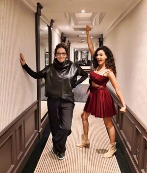 Ayda Aksel Instagram - Biraz da şımarmayalım mı?
•
Festival boyunca farklı ve etkileyici tasarımlarıyla beni hazırlayan @kadirrkilicc @miinofficial ‘a ve beni içinde kendim gibi hissettiğim bu harika markayla tanıştıran @zeynsoylu ‘ya çok teşekkür ederim! 🙏🏻✨