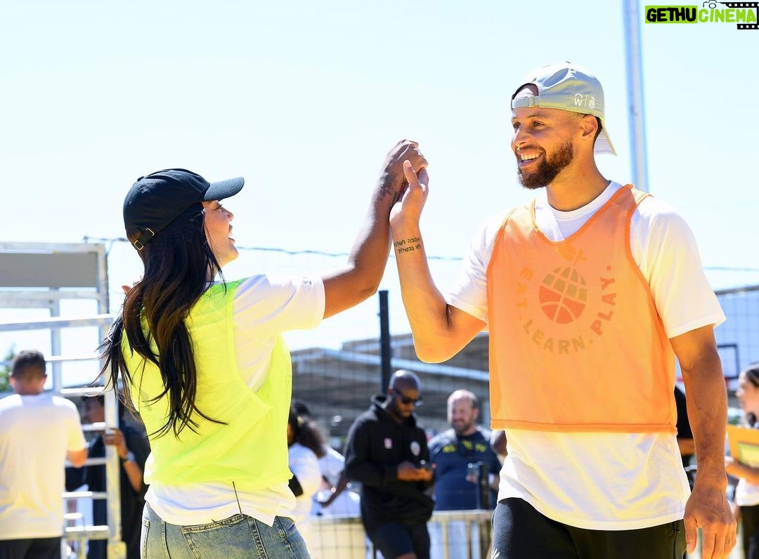Ayesha Curry Instagram - What an incredible day in Oakland celebrating with the students and community of @lockwood_steam_academy as we revealed their new schoolyard—two new mini soccer pitches, multi-sport courts, and kid-designed play structures, plus a nature exploration area, incredible murals, and a Little Town Library. Not sure who had more fun, the students or us! We also had the chance to announce @eatlearnplay’s ambitious new effort to transform the school experience for a generation of Oakland students. We are committed to raising and investing $50 million+ by the end of the 2025-2026 school year to have the most significant possible impact on kids in our community across all three pillars of our work. Thank you to our dedicated community of partners and volunteers who supported the event including @Kaboom, @ousdnews, the Bhusri family, @ACCFB, @ckoakland, @oaklitcoalition, @oaklandgenesis, @oaklandroots, @coachbrandonpayne, @djdsharp, @sportcourtnorcal, @currybrand and @underarmour. 📷: @noahgphotos/@gettyimages,@desmondcharlesphoto