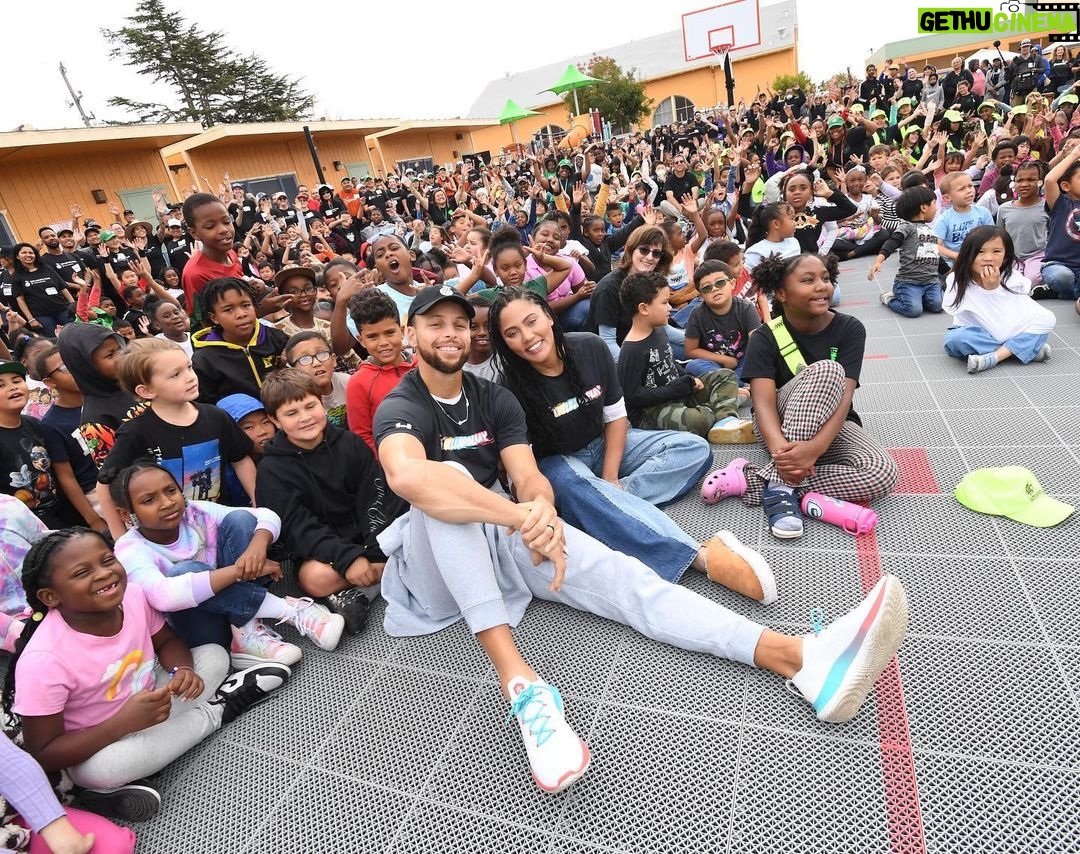 Ayesha Curry Instagram - And that’s a wrap on @eatlearnplay schoolyard builds for 2023! We finished our sixth and final build of the year this week with the awesome community at Laurel Elementary in #Oakland. Thanks to our incredible partners @kaboom and @ousdnews, the continued generous support of the Bhusri family, and our entire community of volunteers and supporters, the @laurellions now have a new kid-designed play structure, 2 multi-sport courts, nature exploration area, 22 newly planted trees, and beautiful murals. These six new schoolyards mean that nearly 3,000 students will have high-quality, safe, joyful places to play and be active, and this is just the beginning! Over the next three years, Eat. Learn. Play. will complete 25 schoolyards at Oakland elementary schools as part of our commitment to bring additional resources and support to Oakland students. We got you, Oakland!