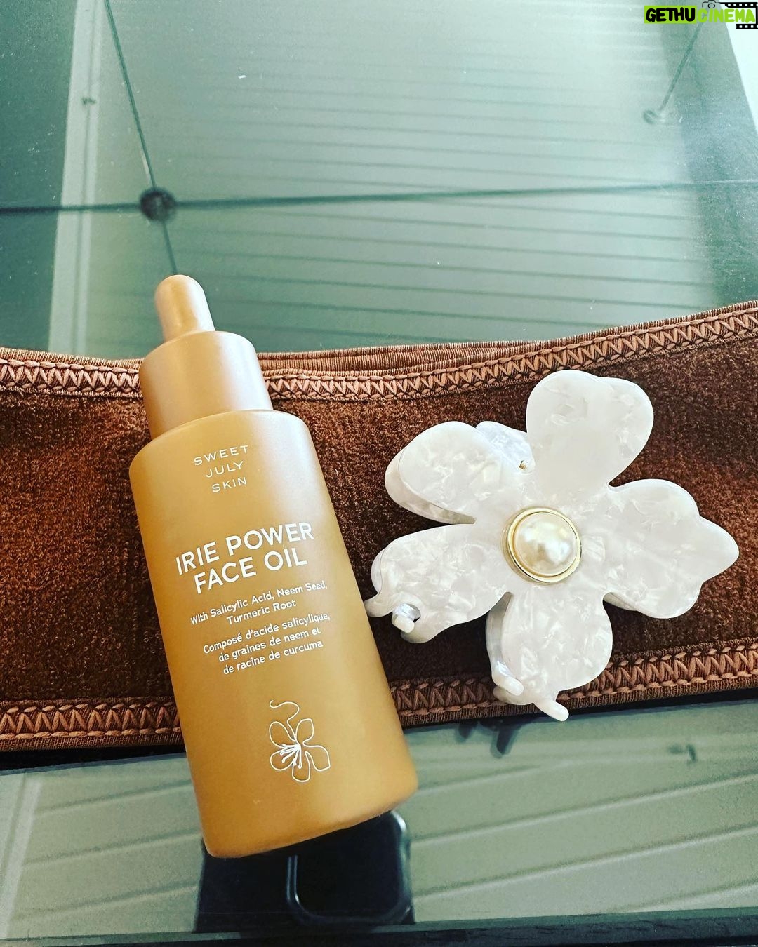 Ayesha Curry Instagram - @sweetjulyskin IRIE Power Oil before glam! It’s the perfect base for me before putting anything else on. It has neem seed, turmeric, rosemary and so much more! Check it out in the link in bio.