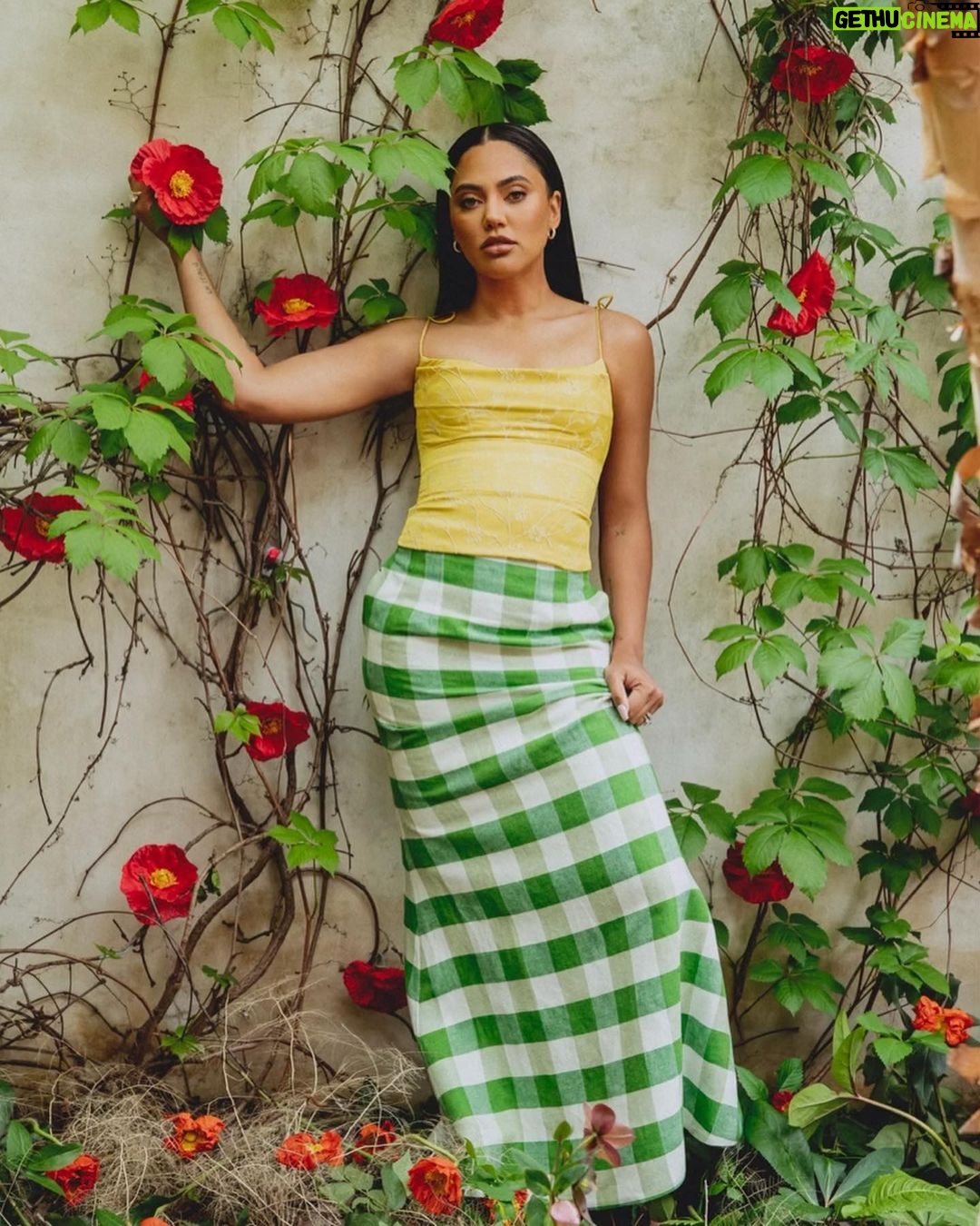 Ayesha Curry Instagram - Thank you @insider. An honor to be featured on May’s cover and chat all things @sweetjuly. 🧡🧡 Photography: @liaclay
Creative Direction: @lradel Styling: @jasonbolden Hair: @prettipleezewigbar
Makeup: @ashleybias
Prop Styling: @stocktonhall
Prop Assistance: @laurefischbach
Digital Tech: @mikeoshea
Production: @reamseyeview, @sofijamz, @veryrareinc
Design and Development: @edwardzisserhands, Kazi Awal
Editing: @landsbaumshell, @joimariewrites, Jonann Brady, Marisa Frey, @brea.anaya Video: @bnigh Social: @tanitatanitatanita, @vgraciee, @tylietok, virtuallyvivi, @nicoleforerov Special Thanks: @99scott_
