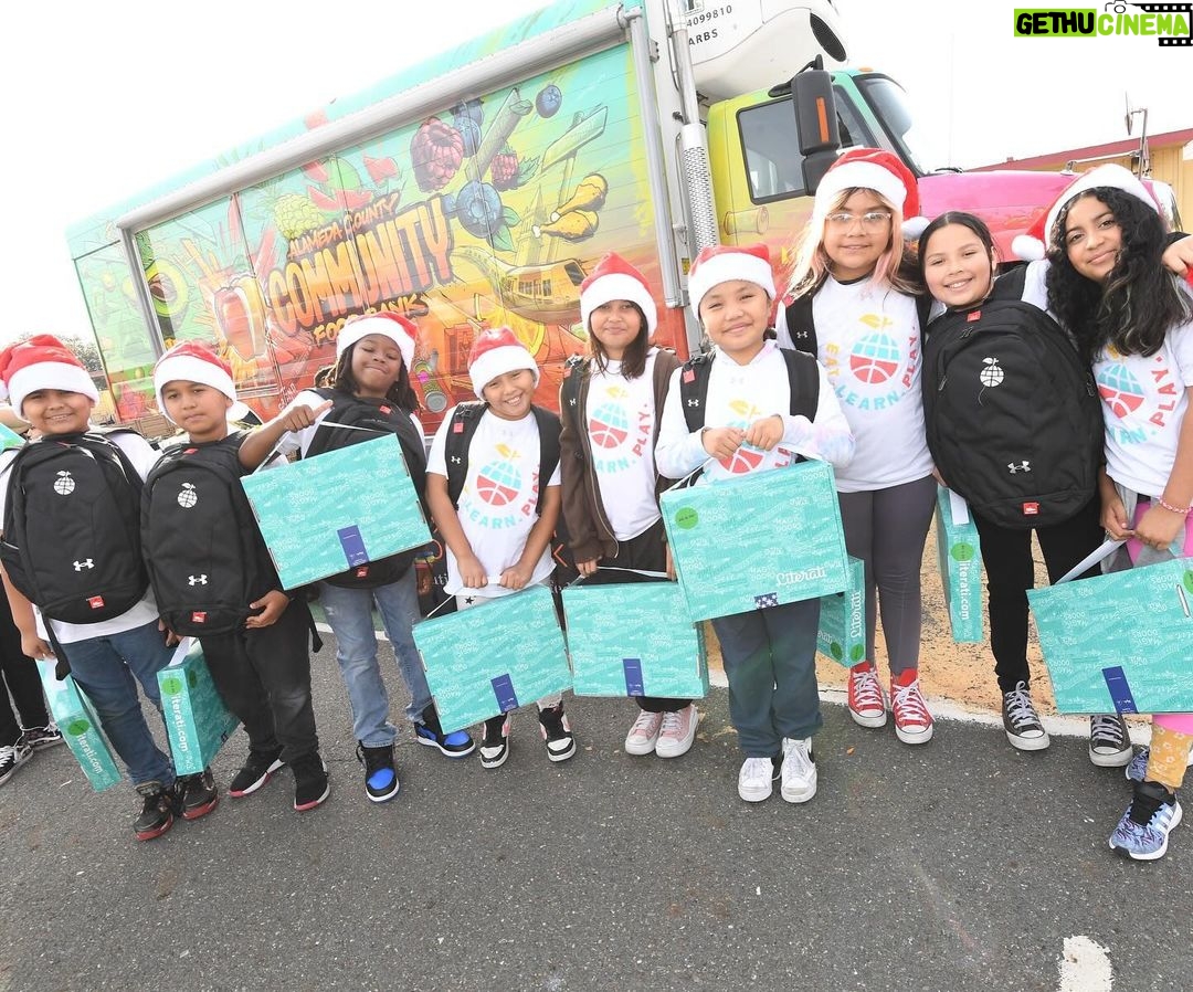 Ayesha Curry Instagram - We celebrated our 11th annual Christmas with the Currys🎄by bringing the joy of reading to all 17,000 elementary school students in the Oakland Unified School District—delivering beautiful gift boxes of books to 49 schools. That’s 85,000 books total!📚 We also made an extra special delivery to 800 students at OUSD's Manzanita Campus, with the help of our village of volunteers and partners. Students received gift boxes of books, backpacks, and other holiday treats. Plus, we announced that Manzanita will be the first of eight @ousdnews campuses to get a revitalized schoolyard in 2024 in partnership with @eatlearnplay and @kaboom! 🎉 Thank you to the dedicated community of partners and volunteers who supported this year’s #ChristmaswiththeCurrys including @workday, @currybrand, @underarmour, @chase, @literatikids, @rakuten, and @warriors. 📷 @noahgphotos/@gettyimages