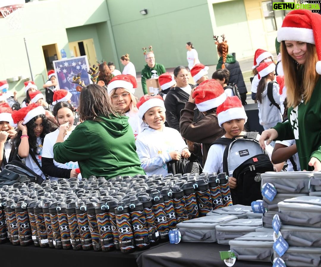 Ayesha Curry Instagram - We celebrated our 11th annual Christmas with the Currys🎄by bringing the joy of reading to all 17,000 elementary school students in the Oakland Unified School District—delivering beautiful gift boxes of books to 49 schools. That’s 85,000 books total!📚 We also made an extra special delivery to 800 students at OUSD's Manzanita Campus, with the help of our village of volunteers and partners. Students received gift boxes of books, backpacks, and other holiday treats. Plus, we announced that Manzanita will be the first of eight @ousdnews campuses to get a revitalized schoolyard in 2024 in partnership with @eatlearnplay and @kaboom! 🎉 Thank you to the dedicated community of partners and volunteers who supported this year’s #ChristmaswiththeCurrys including @workday, @currybrand, @underarmour, @chase, @literatikids, @rakuten, and @warriors. 📷 @noahgphotos/@gettyimages