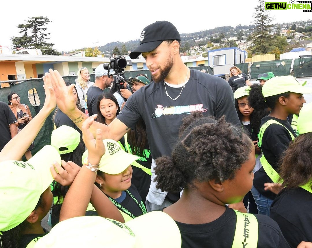 Ayesha Curry Instagram - And that’s a wrap on @eatlearnplay schoolyard builds for 2023! We finished our sixth and final build of the year this week with the awesome community at Laurel Elementary in #Oakland. Thanks to our incredible partners @kaboom and @ousdnews, the continued generous support of the Bhusri family, and our entire community of volunteers and supporters, the @laurellions now have a new kid-designed play structure, 2 multi-sport courts, nature exploration area, 22 newly planted trees, and beautiful murals. These six new schoolyards mean that nearly 3,000 students will have high-quality, safe, joyful places to play and be active, and this is just the beginning! Over the next three years, Eat. Learn. Play. will complete 25 schoolyards at Oakland elementary schools as part of our commitment to bring additional resources and support to Oakland students. We got you, Oakland!