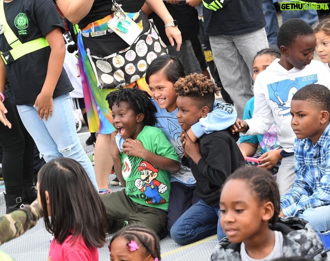 Ayesha Curry Instagram - And that’s a wrap on @eatlearnplay schoolyard builds for 2023! We finished our sixth and final build of the year this week with the awesome community at Laurel Elementary in #Oakland. Thanks to our incredible partners @kaboom and @ousdnews, the continued generous support of the Bhusri family, and our entire community of volunteers and supporters, the @laurellions now have a new kid-designed play structure, 2 multi-sport courts, nature exploration area, 22 newly planted trees, and beautiful murals. These six new schoolyards mean that nearly 3,000 students will have high-quality, safe, joyful places to play and be active, and this is just the beginning! Over the next three years, Eat. Learn. Play. will complete 25 schoolyards at Oakland elementary schools as part of our commitment to bring additional resources and support to Oakland students. We got you, Oakland!