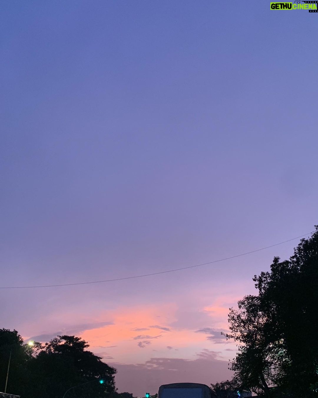 Ayesha Kaduskar Instagram - skyfall (no filter, minutes apart)