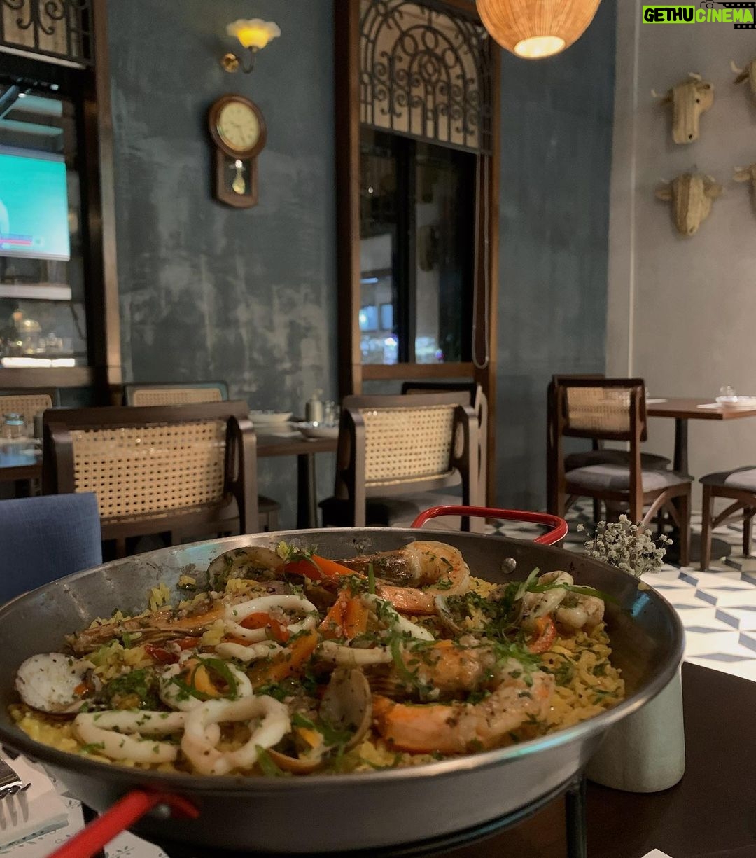 Ayesha Kaduskar Instagram - paella night