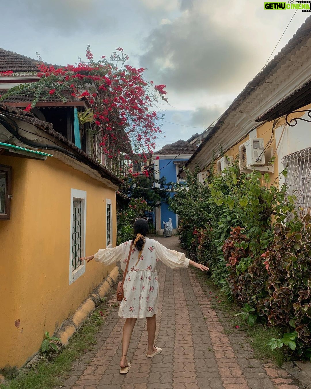 Ayesha Kaduskar Instagram - back to back