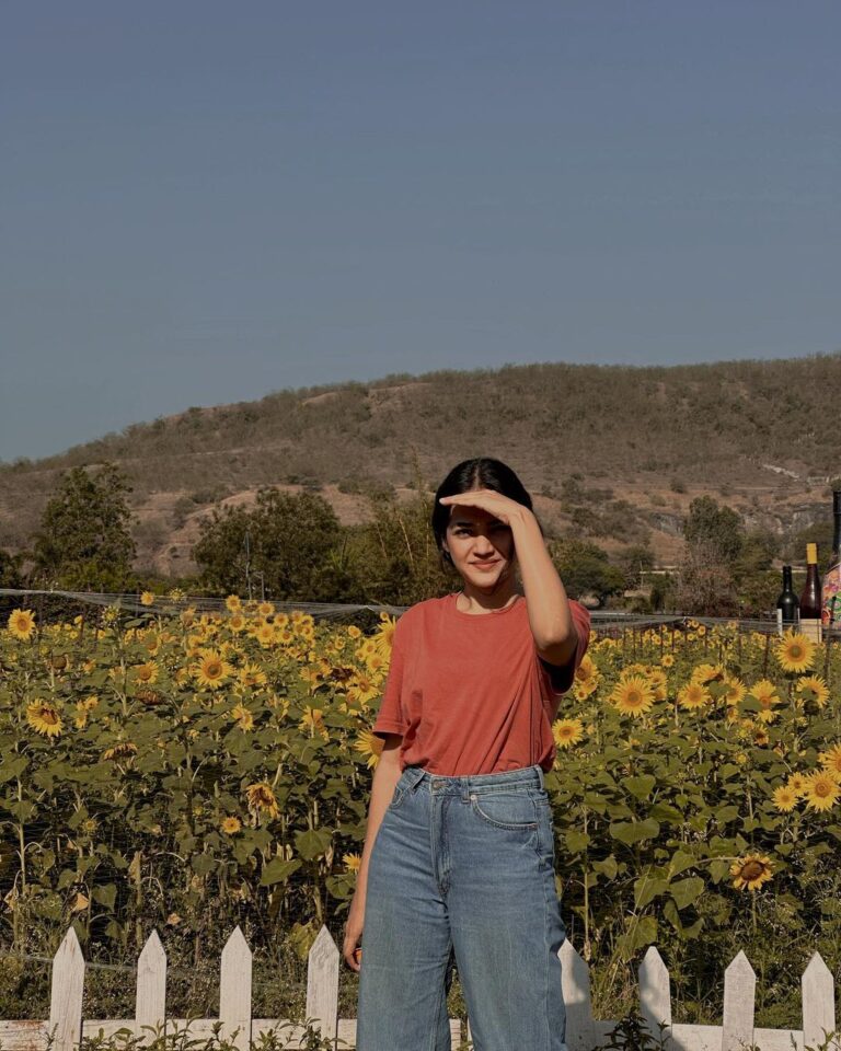 Ayesha Kaduskar Instagram - bet you can’t guess my favourite flower