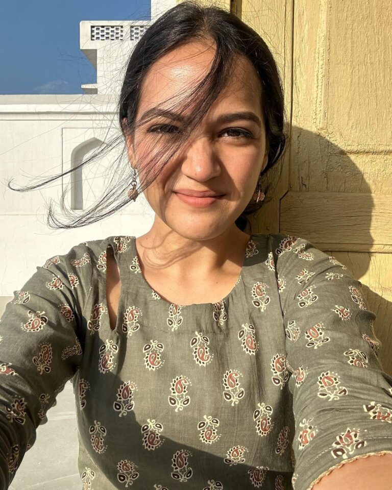 Ayesha Kaduskar Instagram - neeli peeli