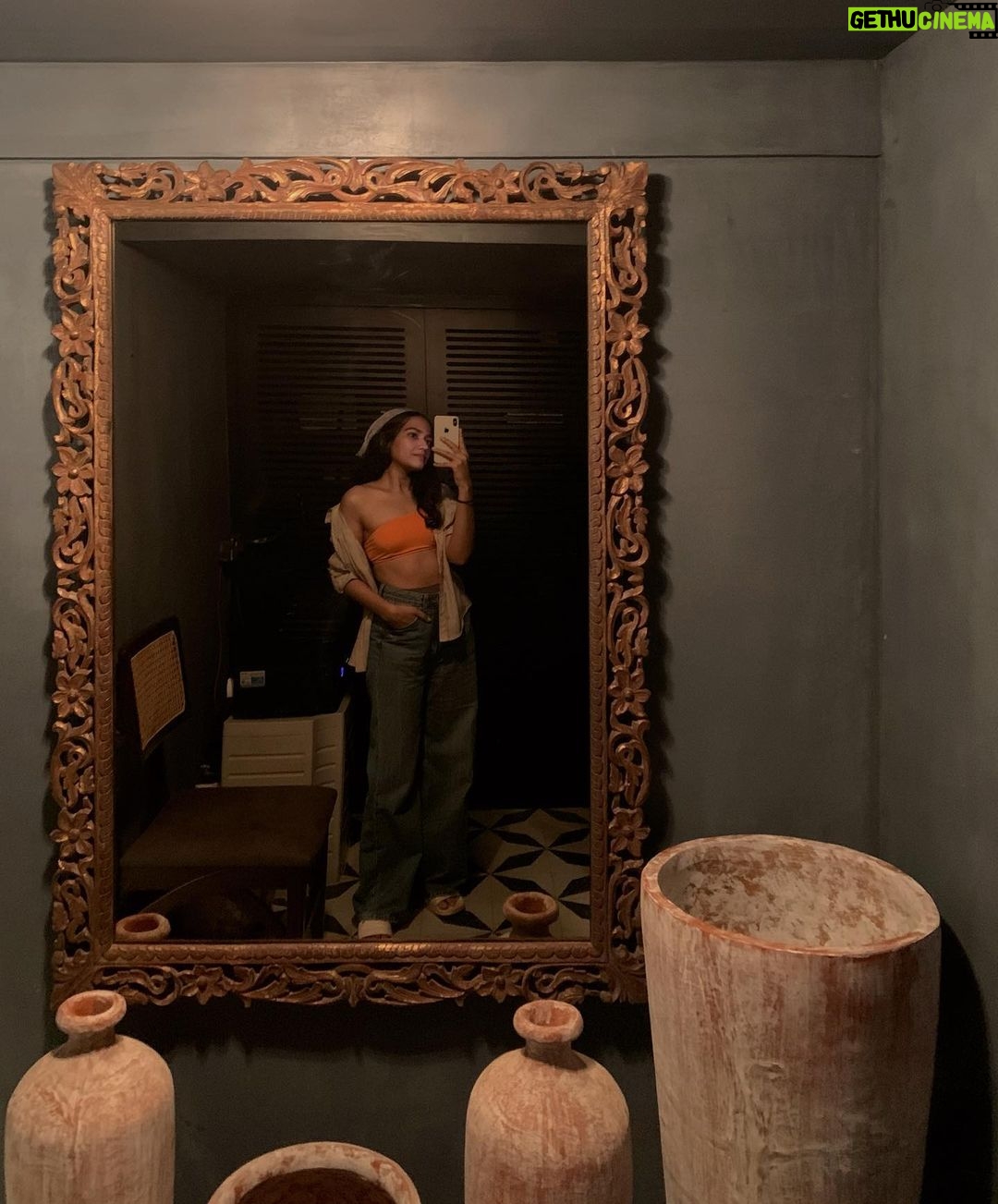Ayesha Kaduskar Instagram - objects in the mirror are shorter than they appear 😌