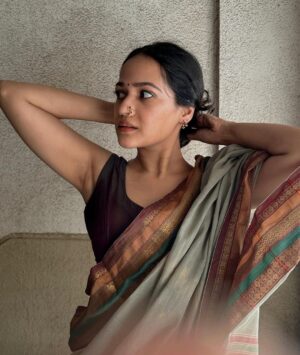 Ayesha Kaduskar Instagram - ही पोरी कोनाची