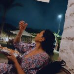Ayten Amer Instagram - ناس منى و دمى محدش فيهم شال همى فعلا 😂😂😂 شكرا يا وفاء خليكى فى الزلابية و سيبيلى الجرابيع 😂😂 @wafaa3amerofficial معلشونى يا جماعة 😂😂😂