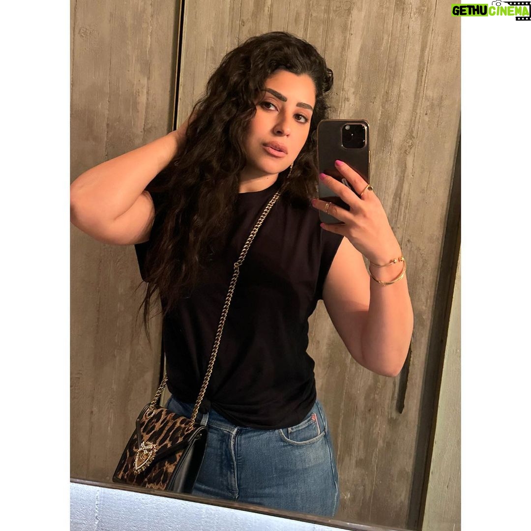 Ayten Amer Instagram - مرايتى قوليلي يا مرايتى ؟ بس متعليش صوتك عشان محدش يسمع 🤭
