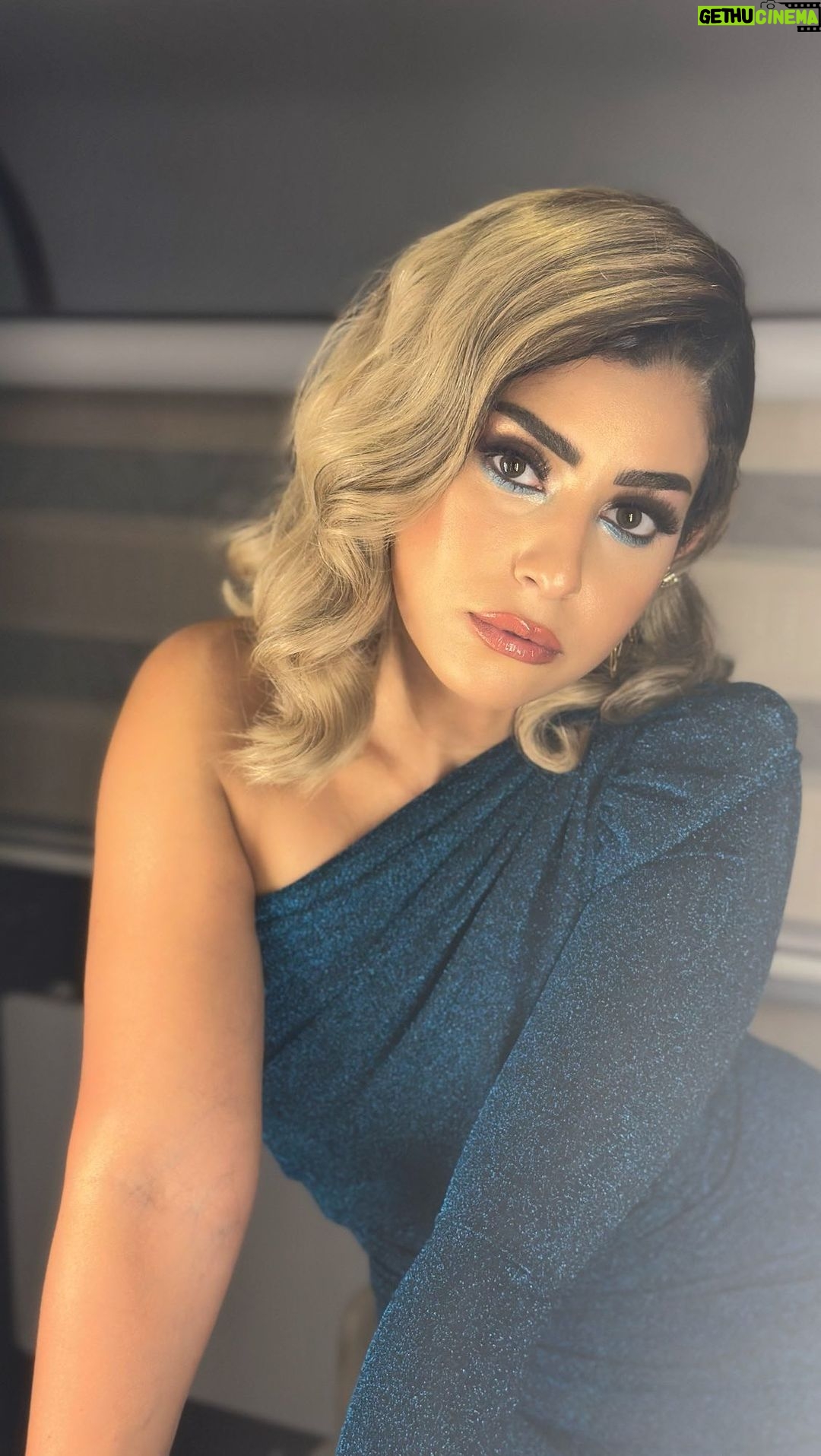 Ayten Amer Instagram - من فيلم #ساعة_اجابة #فيلم_العيد ، جاهزين للقنبلة ؟! #ايتن_عامر #عمر_كمال #قلب_خسة #aytenamer #ayten3amer