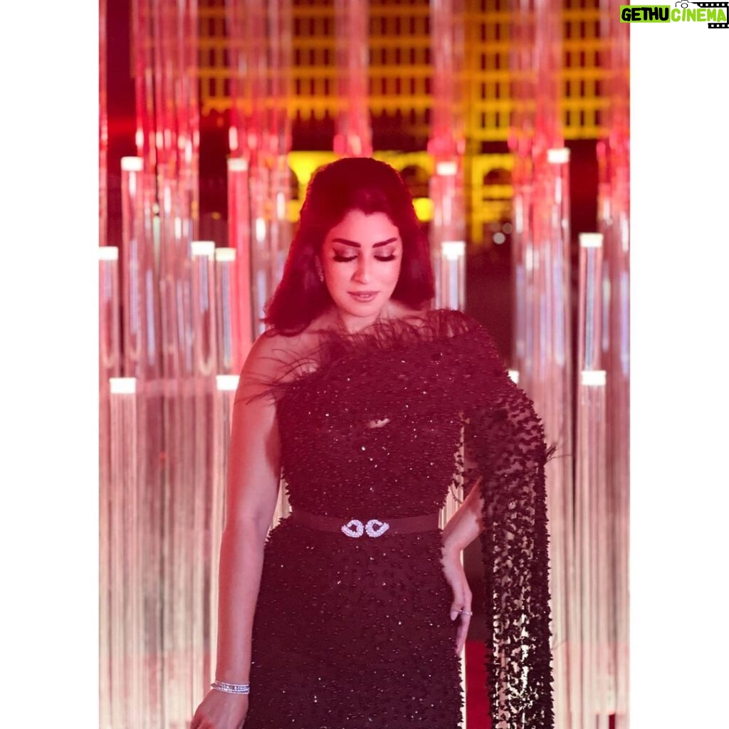Ayten Amer Instagram - Red Sea film festival closing ceremony 🖤 Dress by @ahmedabdullah_official #ايتن_عامر #aytenamer #مهرجان_البحر_الأحمر_السينمائي_الدولي The Ritz-Carlton, Jeddah
