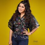Ayten Amer Instagram - مين شاف فيديو كليب اغنيتى الجديدة ؟؟؟ اكتبوا فى الكومنتس بقا رأيكوا فى اللوك و الاغنية و كل حاجة 😂 و شوفوا الاستورى بتاعتى دلوقتى لينك بيجمع كل لينكات الاغنية على كل الابليكيشنز 😘 https://bfan.link/khtf-lrjl Styled by @yasminalieldin Jacket @sals_eg Makeup @ehab_mahrous @jewelry.by.az Hairdresser @fareedyousef12345 @bassam_ramadan_photography