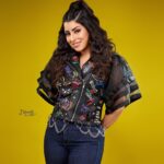 Ayten Amer Instagram - مين شاف فيديو كليب اغنيتى الجديدة ؟؟؟ اكتبوا فى الكومنتس بقا رأيكوا فى اللوك و الاغنية و كل حاجة 😂 و شوفوا الاستورى بتاعتى دلوقتى لينك بيجمع كل لينكات الاغنية على كل الابليكيشنز 😘 https://bfan.link/khtf-lrjl Styled by @yasminalieldin Jacket @sals_eg Makeup @ehab_mahrous @jewelry.by.az Hairdresser @fareedyousef12345 @bassam_ramadan_photography