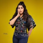 Ayten Amer Instagram - مين شاف فيديو كليب اغنيتى الجديدة ؟؟؟ اكتبوا فى الكومنتس بقا رأيكوا فى اللوك و الاغنية و كل حاجة 😂 و شوفوا الاستورى بتاعتى دلوقتى لينك بيجمع كل لينكات الاغنية على كل الابليكيشنز 😘 https://bfan.link/khtf-lrjl Styled by @yasminalieldin Jacket @sals_eg Makeup @ehab_mahrous @jewelry.by.az Hairdresser @fareedyousef12345 @bassam_ramadan_photography