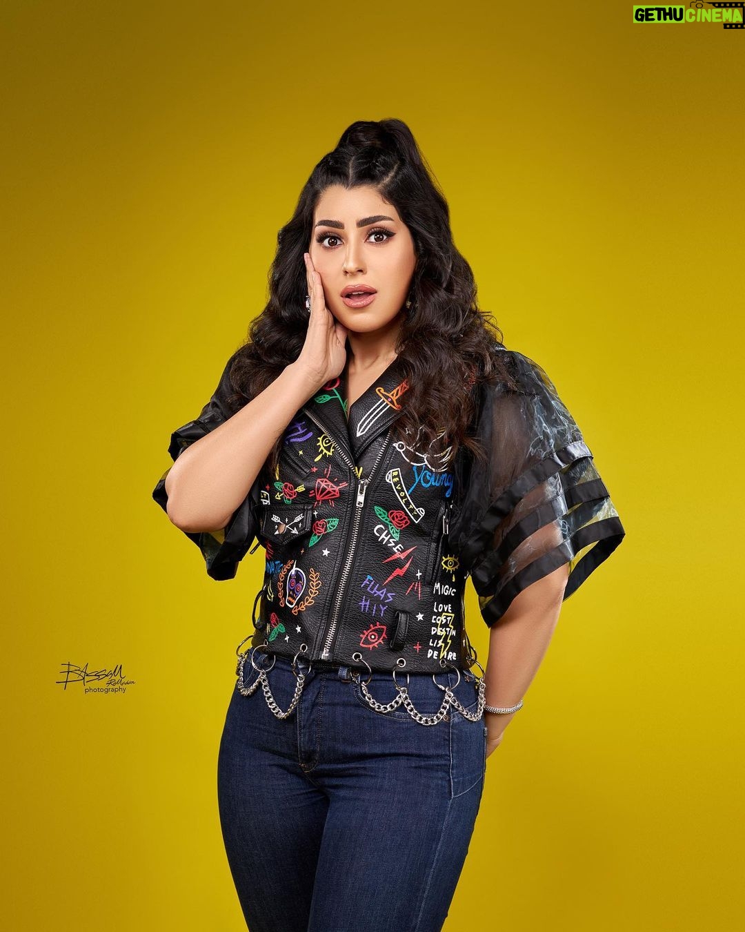 Ayten Amer Instagram - مين شاف فيديو كليب اغنيتى الجديدة ؟؟؟ اكتبوا فى الكومنتس بقا رأيكوا فى اللوك و الاغنية و كل حاجة 😂 و شوفوا الاستورى بتاعتى دلوقتى لينك بيجمع كل لينكات الاغنية على كل الابليكيشنز 😘 https://bfan.link/khtf-lrjl Styled by @yasminalieldin Jacket @sals_eg Makeup @ehab_mahrous @jewelry.by.az Hairdresser @fareedyousef12345 @bassam_ramadan_photography