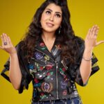 Ayten Amer Instagram - مين شاف فيديو كليب اغنيتى الجديدة ؟؟؟ اكتبوا فى الكومنتس بقا رأيكوا فى اللوك و الاغنية و كل حاجة 😂 و شوفوا الاستورى بتاعتى دلوقتى لينك بيجمع كل لينكات الاغنية على كل الابليكيشنز 😘 https://bfan.link/khtf-lrjl Styled by @yasminalieldin Jacket @sals_eg Makeup @ehab_mahrous @jewelry.by.az Hairdresser @fareedyousef12345 @bassam_ramadan_photography